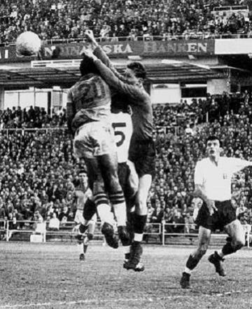 Brasil x Inglaterra: Vavá sobe com o goleiro McDonald