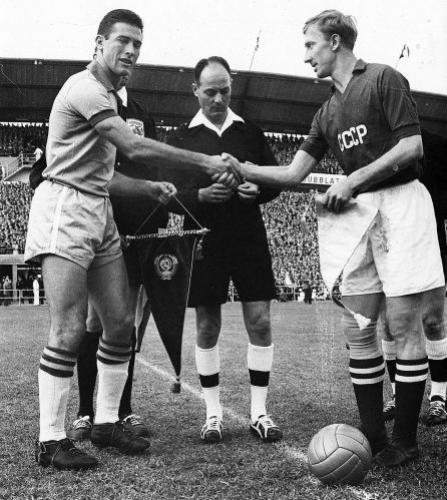 Brasil x URSS: Diante do árbitro francês Maurice Guigue, Bellini cumprimenta o capitão soviético Netto