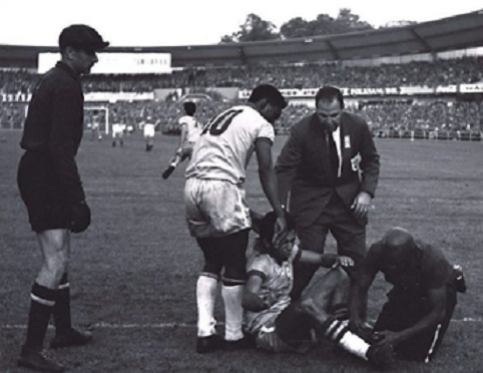 Brasil x URSS: Vavá leva entrada no tornozelo no lance do 2º gol; o massagista Mário Américo o atende; Pelé e Yashin observam