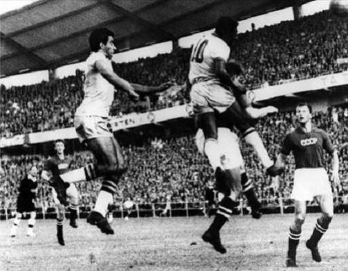 Brasil x URSS: Vavá e Pelé sobem para cabecear