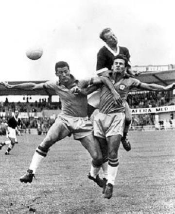 Brasil x País de Gales: Bellini, mais próximo da bola, afasta o perigo do ataque galês