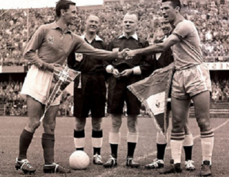 Brasil x França: Bellini cumprimenta o capitão francês Robert Jonquet, que deixaria o jogo aos 26 minutos do 1º tempo após uma dividida com Vavá