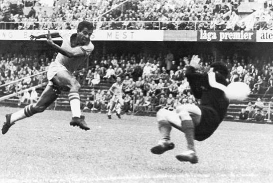 Brasil x França: Vavá fuzila o goleiro francês Claude Abbés e faz 1 a 0 para o Brasil aos 2 minutos de partida