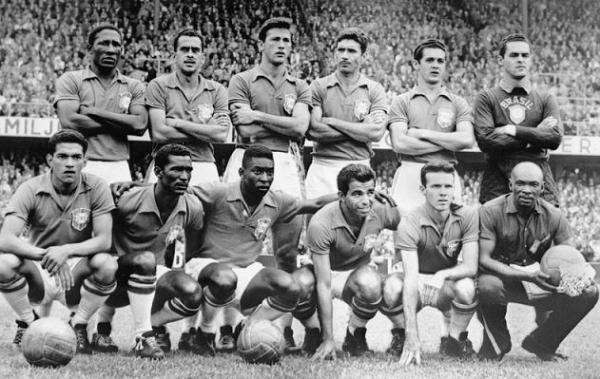 Brasil x Suécia: Djalma Santos, Zito, Bellini, Nilton Santos, Orlando e Gilmar; Garrincha, Didi, Pelé, Vavá, Zagallo e o massagista Mário Américo. Três vascaínos no time que, jogando de azul, entraria para a história do futebol mundial