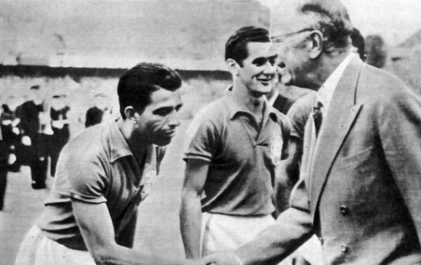 O Rei da Suécia, Gutavo VI Adolfo, cumprimenta Vavá, ladeado por Orlando