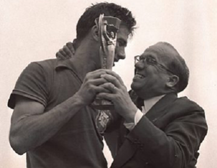 Bellini com a taça e o chefe da delegação brasileira, Paulo Machado de Carvalho, o Marechal da Vitória