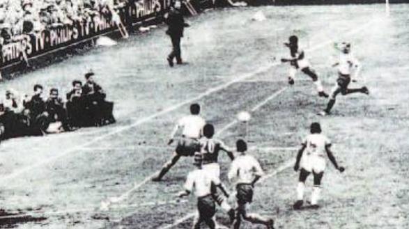 Brasil x Suécia: Garrincha cruza para Vavá empatar a partida