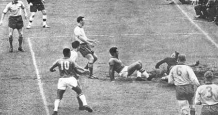 Brasil x Suécia: Vavá escora cruzamento de Garrincha e empata da decisão da Copa