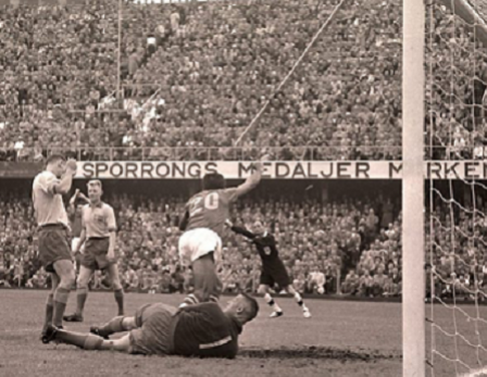 Brasil x Suécia: O vascaíno Vavá comemora o gol de empate na final da Copa do Mundo