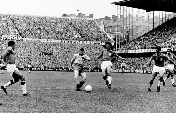 Brasil x Suécia: Orlando (na bola) e Bellini (à direita) atentos ao ataque sueco