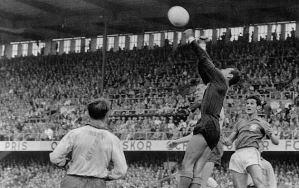 Brasil x Suécia: Orlando acompanha a defesa do goleiro Gilmar