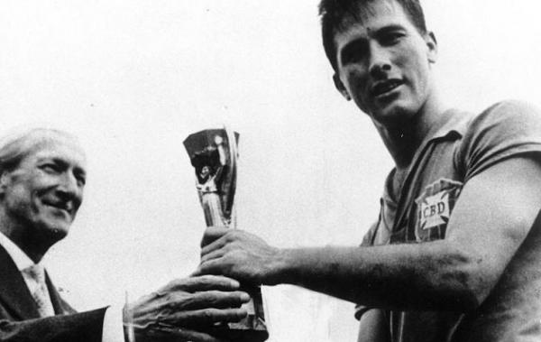 Bellini recebe a Taça Jules Rimet