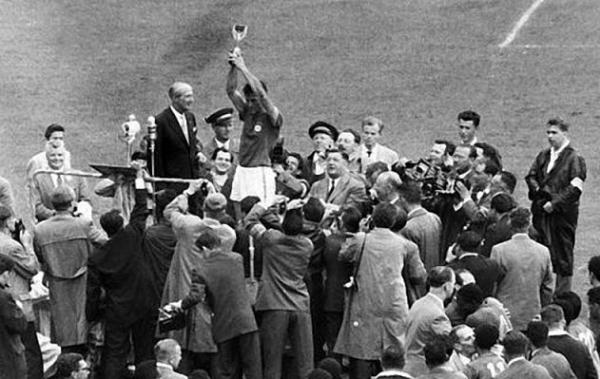 A imagem histórica: cercado por fotógrafos, Bellini ergue a taça