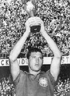 O vascaíno Bellini ergue a taça, no gesto que marcou o futebol brasileiro