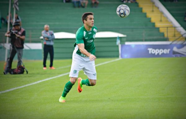 Lenon em ação pelo Guarani