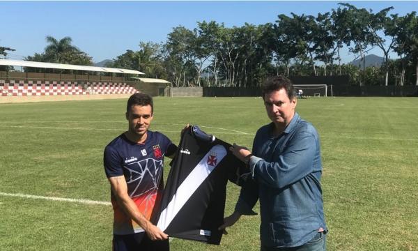 Lenon é apresentado pelo diretor executivo Alexandre Faria