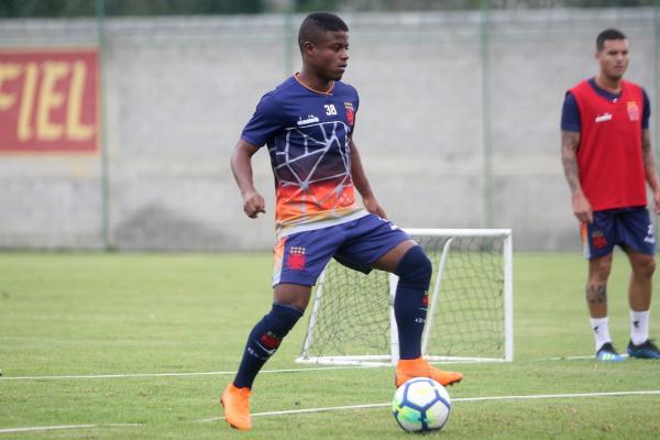 Lucas Santos durante período de integração com o profissional