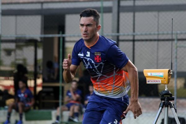 Raul suando a camisa durante a intertemporada