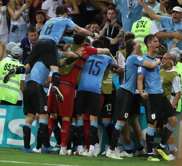Jogadores do Uruguai comemoram um dos gols de Cavani
