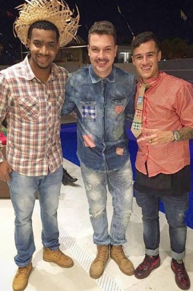 Philippe Coutinho com os amigos de infância Igor Guedes e David Aguilar 
