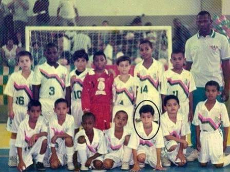 Philippe Coutinho, aos 7 anos, na escolinha de futsal da Mangueira 