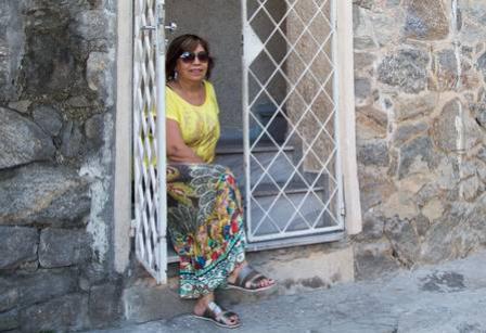 Geize Marques, ex-vizinha de Philippe Coutinho, mostra a escada onde o jogador namorava