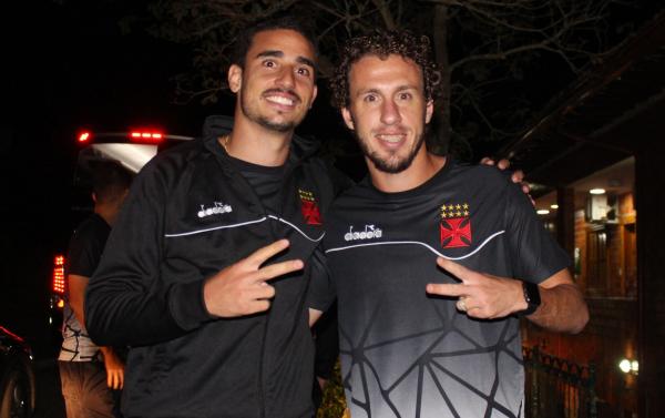 Thiago e Rafael Galhardo posam no CT João Havelange