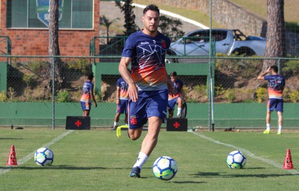 Desábato conduz a bola no trabalho da manhã