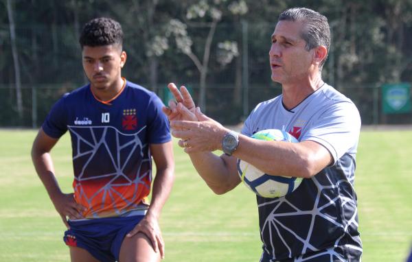 Jorginho durante conversa com os jogadores