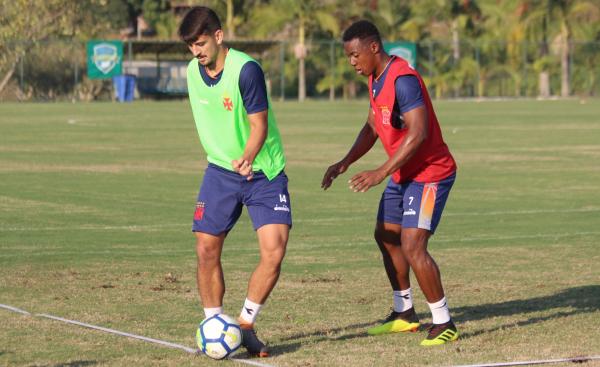 Ricardo protege a bola de Wellington na atividade