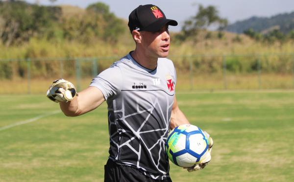 Thiago Mehl orienta goleiros durante treino em Pinheiral