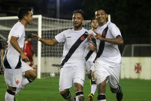 Hugo Borges (no centro) comemora o gol de empate do Vasco