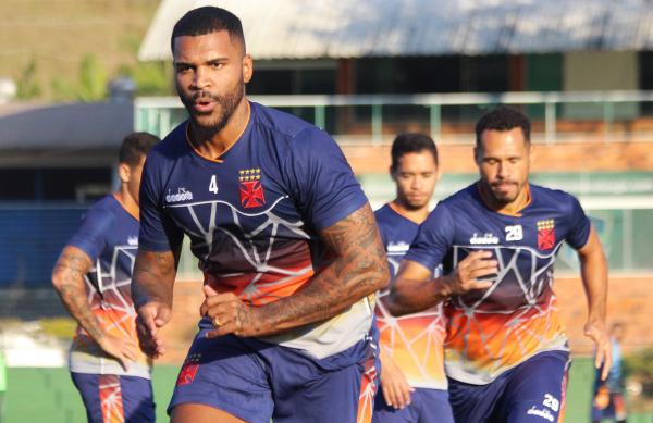 Breno trabalhando firme no CT João Havelange