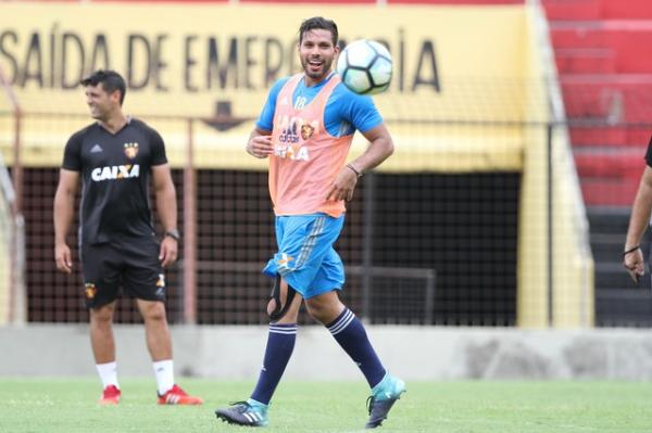 Henriquez vai treinar normalmente nesta quinta-feira