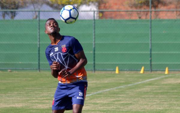 Kelvin brinca com a bola e demonstra sua habilidade