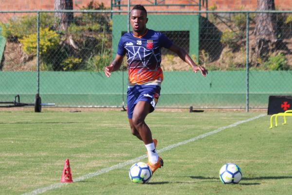 Kelvin conduz a bola durante atividade em Pinheiral