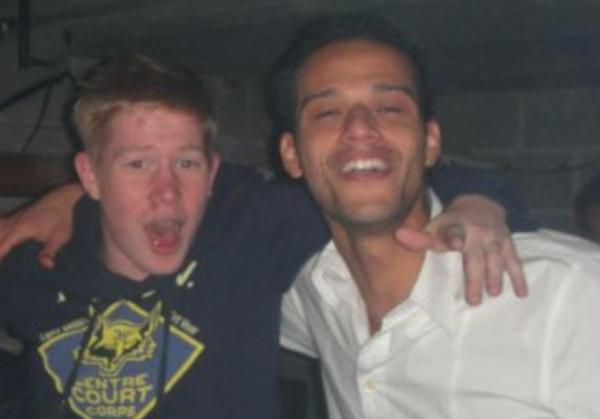 Um ainda adolescente De Bruyne em festas com o brasileiro João Carlos