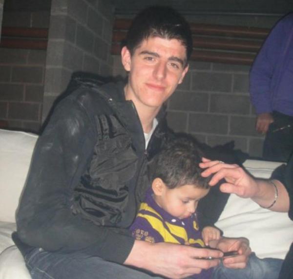 Courtois também em aniversário na casa de João Carlos