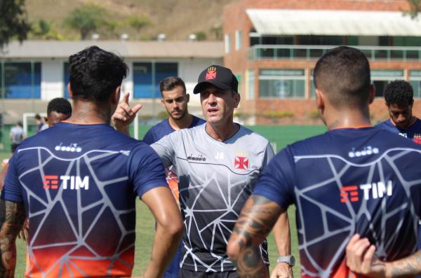 Jorginho orienta jogadores em treino da intertemporada