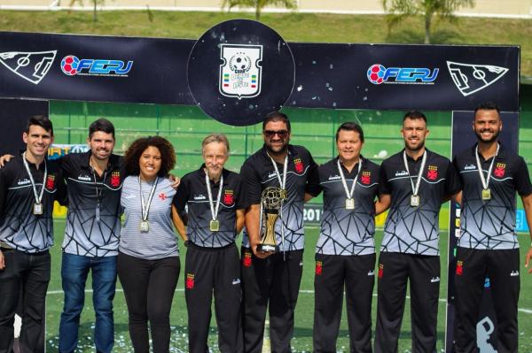 Comissão campeã do sub-10 / Técnico Caio Degani com o troféu nas mãos