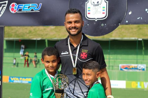 Fabrício ao lado dos goleiros campeões da Copa Dente de Leite