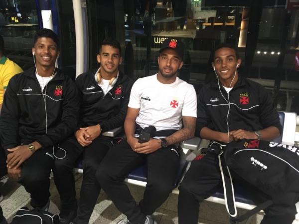 Jogadores vascaínos no Aeroporto em foto de Sarah
