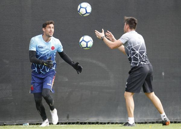 Martín Silva e o treinador de goleiros Thiago Mehl