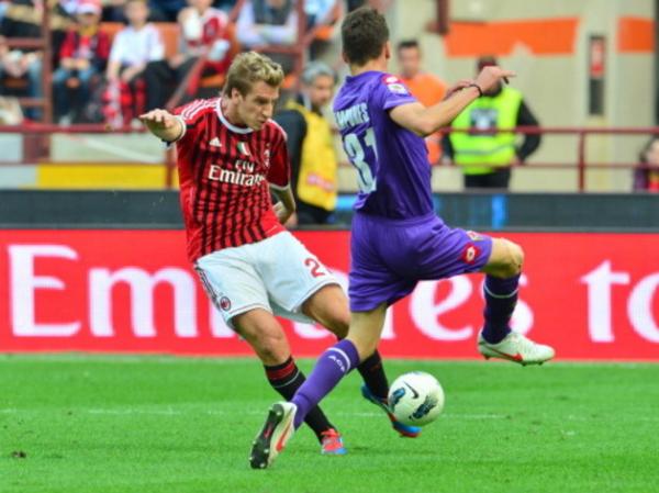 A boa passagem no Catania que o credenciou a chegar no Milan por empréstimo, onde não foi bem: só 11 partidas, duas bolas na reda e dois passes para gol