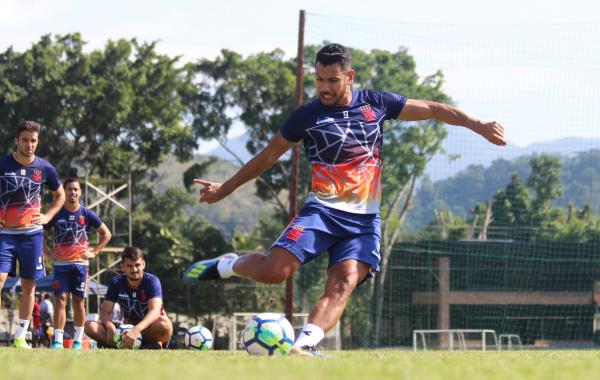 Andrés Ríos treinando cobrança de pênalti pela manhã