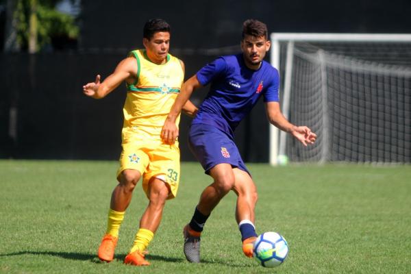 Ricardo inicia jogada de ataque do Gigante