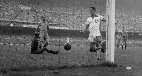 Ademir faz um de seus 4 gols no jogo Brasil 7 x 1 Suécia