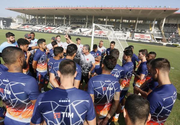 Jorginho conversa com atletas na última atividade antes do jogo