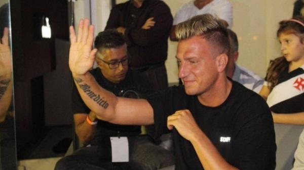 Maxi López na sala da presidência do Vasco