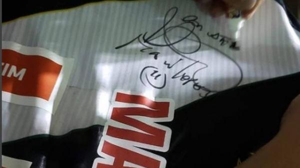Primeiro autógrafo de Maxi López na camisa do Vasco